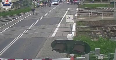 45-latek wszedł na przejazd mimo opuszczonych zapór